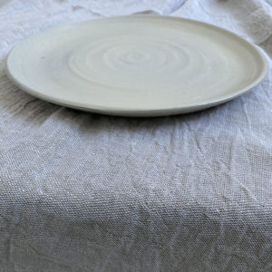 Piatto piano in ceramica fatto a mano